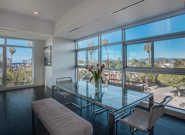 3111 Via Dolce, Unit 301 in Marina Del Rey, CA - Foto de edificio - Building Photo