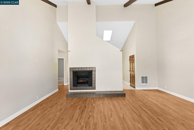 2075 Ascot Dr in Moraga, CA - Building Photo - Building Photo