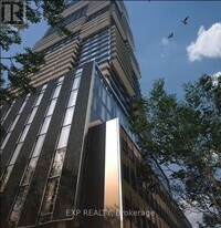 55 Charles St E in Toronto, ON - Building Photo