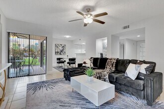 12641 Westhampton Cir, Unit C311 in Wellington, FL - Foto de edificio - Building Photo