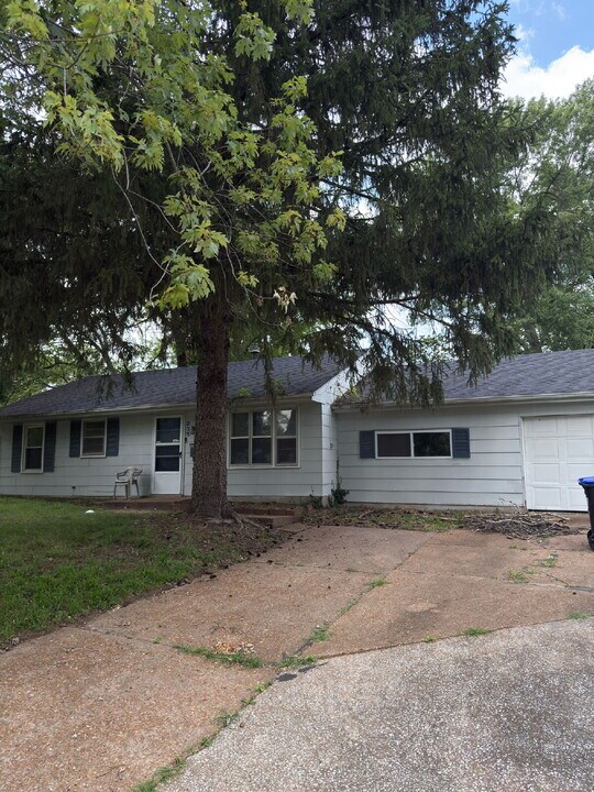 235 Du Bourg Ln in Florissant, MO - Building Photo