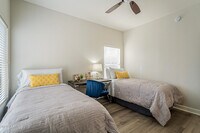 600 Grove Pky photo'