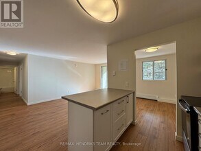 5611 Valley Wy in Niagara Falls, ON - Building Photo - Building Photo