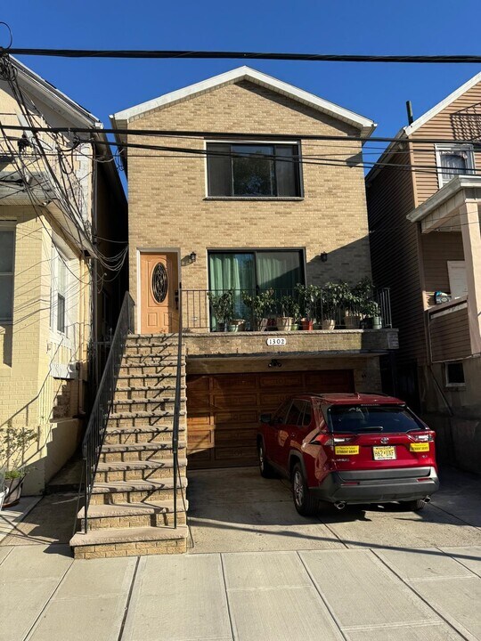 1302 Morris St in Union City, NJ - Building Photo