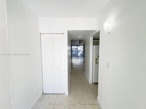 3895 W 9th Way in Hialeah, FL - Foto de edificio - Building Photo