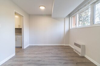 2400 41st St NW, Unit 104 in Washington, DC - Foto de edificio - Building Photo