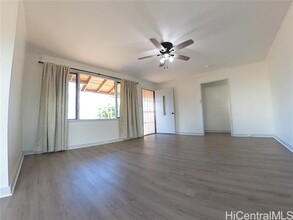 1042 Kaweloka St in Pearl City, HI - Foto de edificio - Building Photo