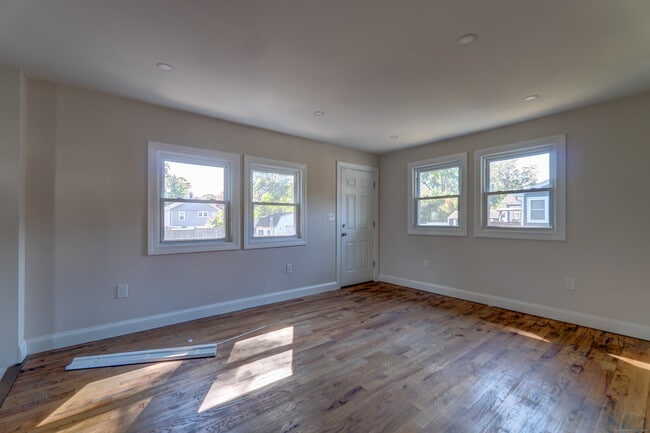 37 Moulthrop St in North Haven, CT - Building Photo - Building Photo