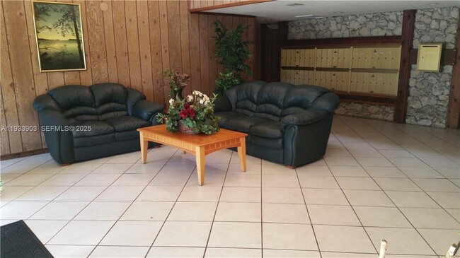 220 Lakeview Dr in Weston, FL - Building Photo - Building Photo