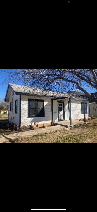 1201 Ave K in Hondo, TX - Building Photo