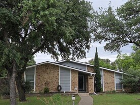 1901 Paxton Dr in Carrollton, TX - Building Photo