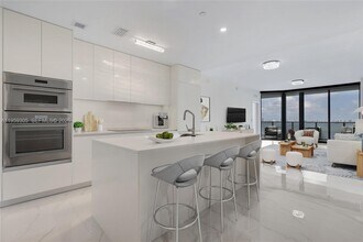 700 NE 24th St, Unit 2803 in Miami, FL - Foto de edificio - Building Photo