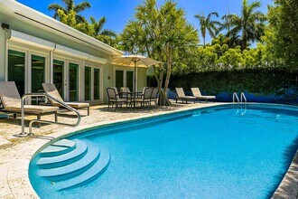 1325 Marseille Dr in Miami Beach, FL - Foto de edificio - Building Photo