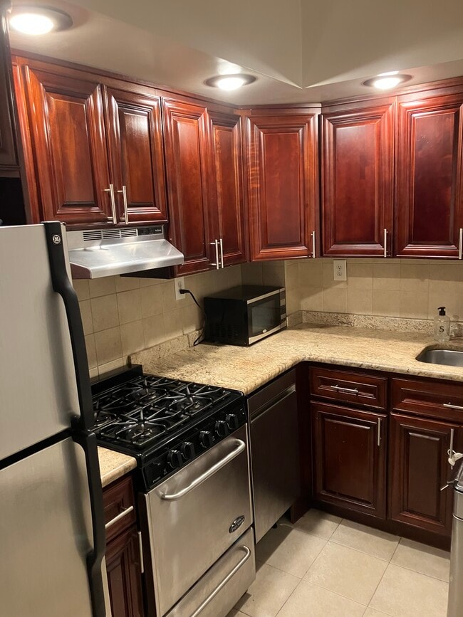 240 E 46th St, Unit 9G in New York, NY - Foto de edificio - Building Photo