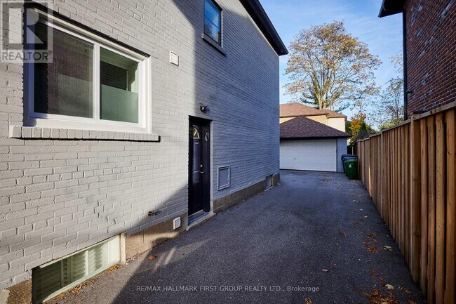207 Bayview Heights Dr in Toronto, ON - Building Photo - Building Photo