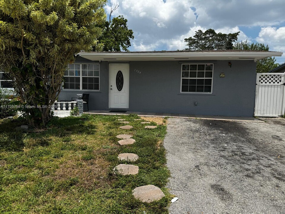 1904 SW 67th Ave in North Lauderdale, FL - Building Photo