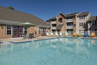 Maple Village of Southgate Apartments in Southgate, MI - Foto de edificio - Building Photo