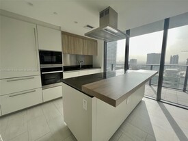1000 Brickell Plz, Unit 1912 in Miami, FL - Building Photo