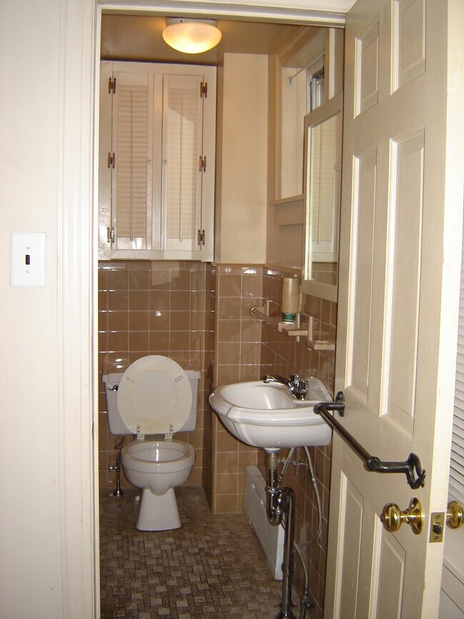 12 Kings Hwy E, Unit 2W in Haddonfield, NJ - Building Photo - Building Photo