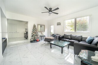 919 SW 25th Ave in Miami, FL - Foto de edificio - Building Photo