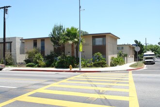 13458 Vanowen St in Van Nuys, CA - Foto de edificio - Building Photo