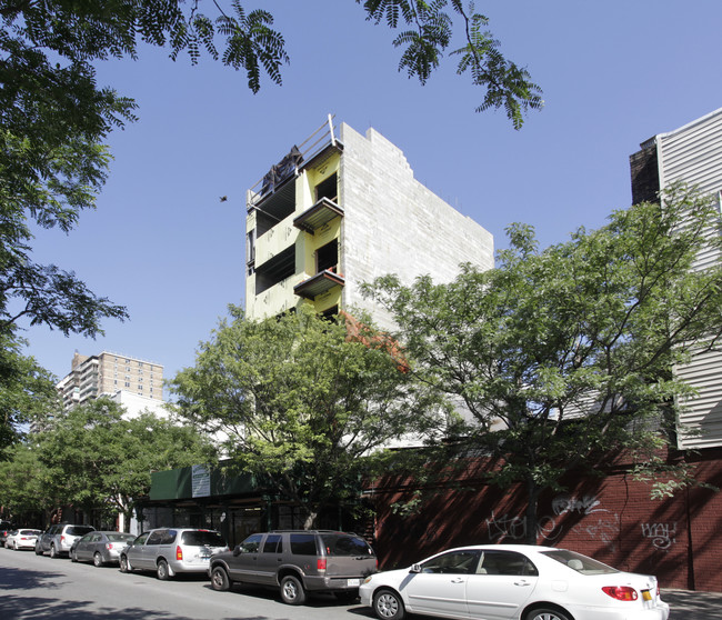 135 Boerum St in Brooklyn, NY - Foto de edificio - Building Photo