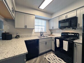 Ashwood Park Apartments in Dallas, TX - Foto de edificio - Building Photo