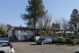 Royal Gardens Apartments in Portland, OR - Building Photo - Building Photo