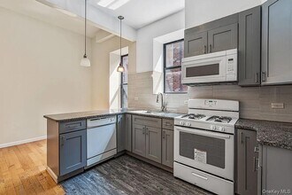 100-15 34th Ave in Queens, NY - Building Photo - Building Photo