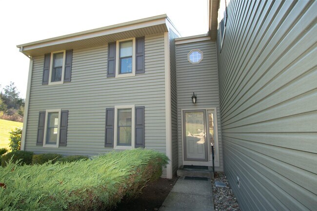 92 Creek Rd in Staatsburg, NY - Building Photo - Building Photo