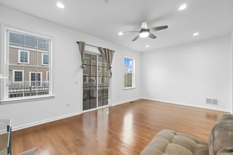 205 Roosevelt Dr, Unit 205 in Wood Ridge, NJ - Foto de edificio - Building Photo