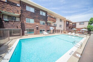 5403 Newcastle Ave, Unit 66 in Encino, CA - Building Photo