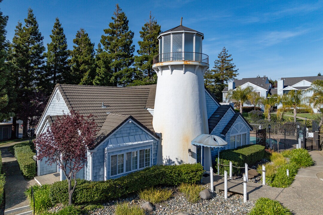 Lighthouse Condominiums in Vallejo, CA - Foto de edificio