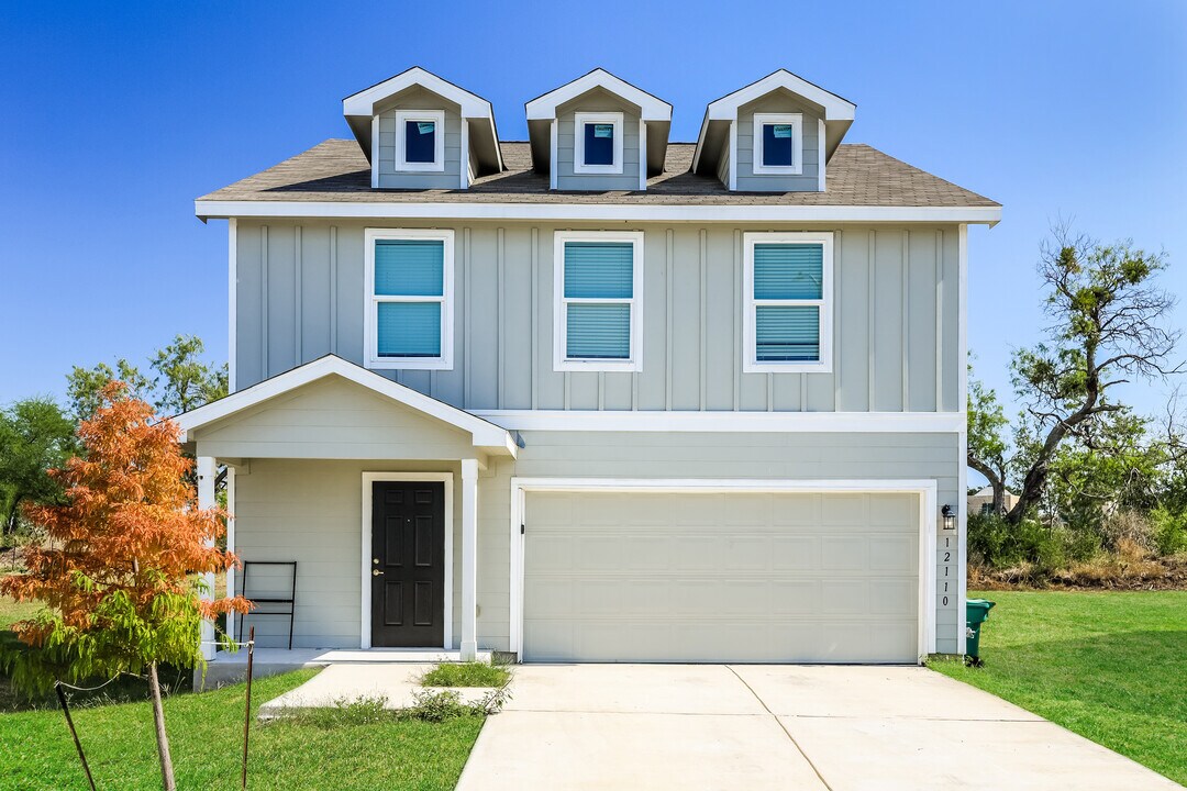 12110 Zoeller Cor in San Antonio, TX - Building Photo