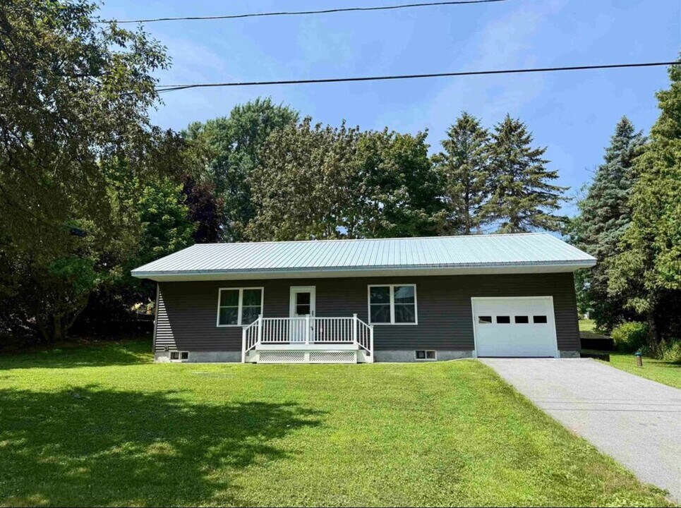 102 E Shore Dr in St. Albans, VT - Building Photo