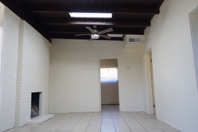 2531 N Winstel Blvd in Tucson, AZ - Building Photo - Building Photo