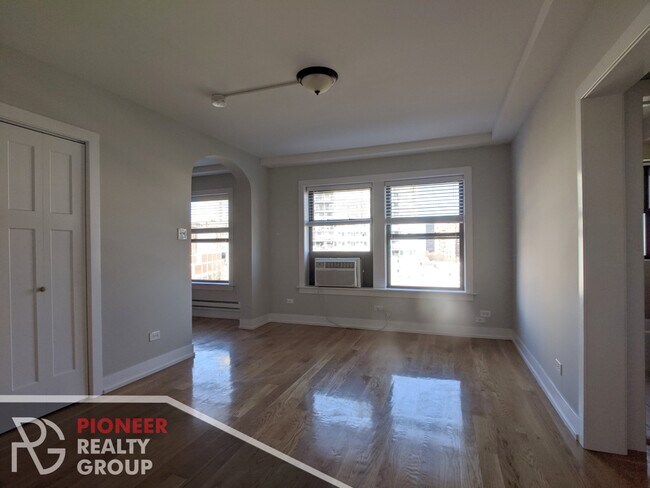 532 W Arlington Pl, Unit 1 in Chicago, IL - Building Photo - Building Photo