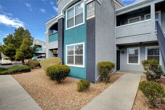 6955 N Durango Dr in Las Vegas, NV - Building Photo - Building Photo