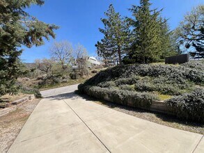 27030 Oakflat Dr in Tehachapi, CA - Building Photo - Building Photo