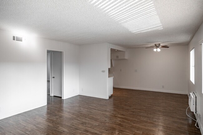 Tustin View in Santa Ana, CA - Building Photo - Interior Photo