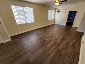 300 Vilberti Ct in Las Vegas, NV - Foto de edificio - Building Photo