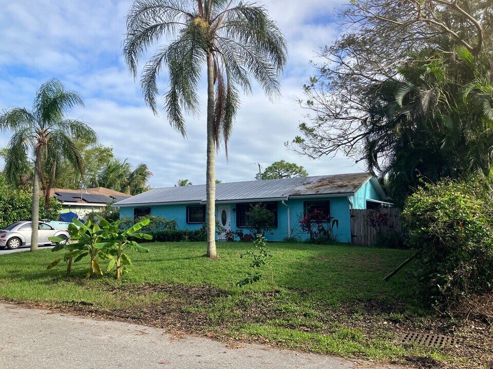 6432 SE Clairmont Pl in Hobe Sound, FL - Building Photo