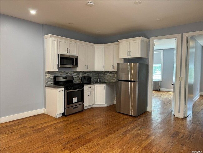 331 Milford St, Unit 2 in Brooklyn, NY - Building Photo - Building Photo