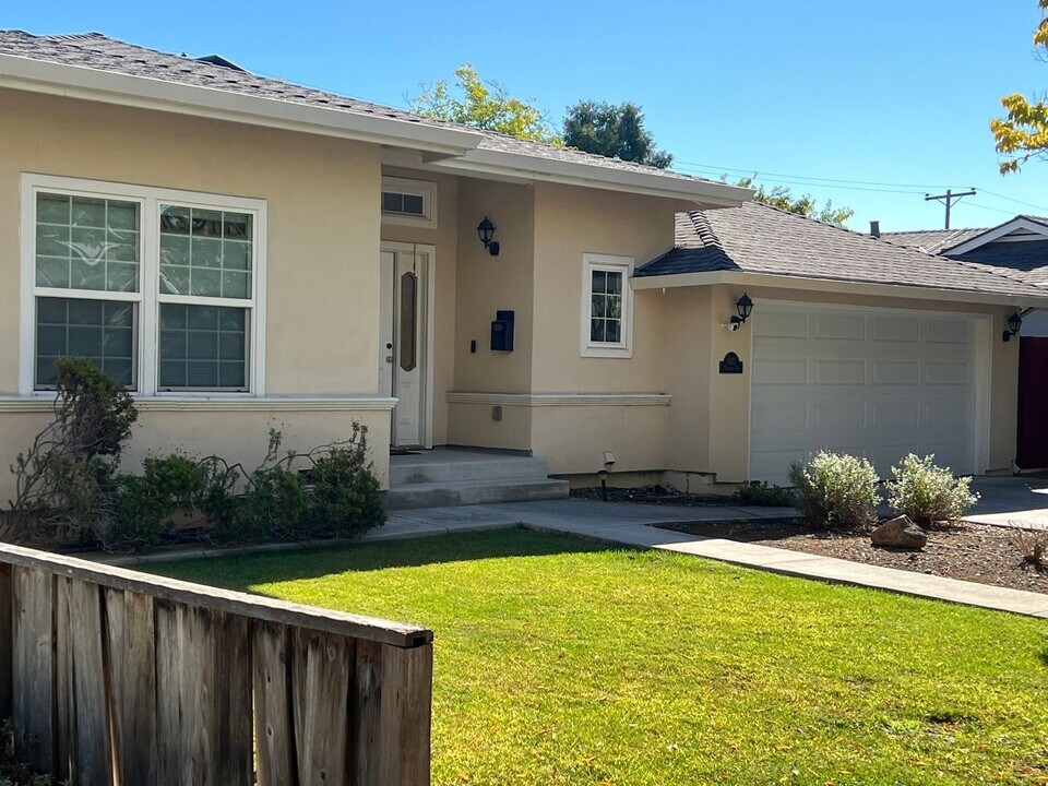 4832 Kingdale Dr in San Jose, CA - Building Photo