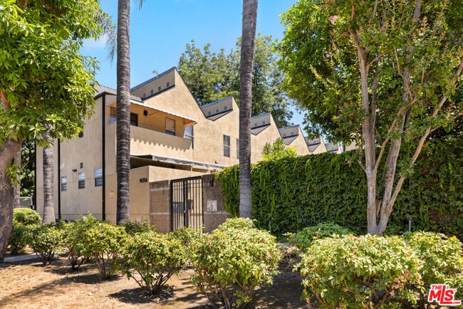 14256 Victory Blvd in Los Angeles, CA - Building Photo - Building Photo