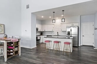 481 10th St in Waukee, IA - Foto de edificio - Building Photo