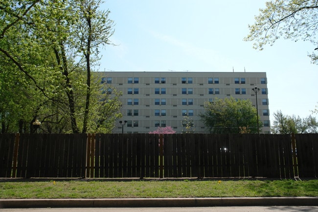Shady Way Plaza Tower in Wichita, KS - Building Photo - Building Photo