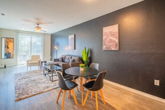 1275 E University Dr in Tempe, AZ - Foto de edificio - Building Photo