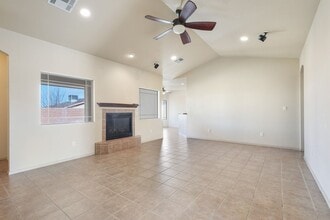Spacious 4 Bedroom 2 Bath House near Restaurants in Alamogordo, NM - Building Photo - Building Photo