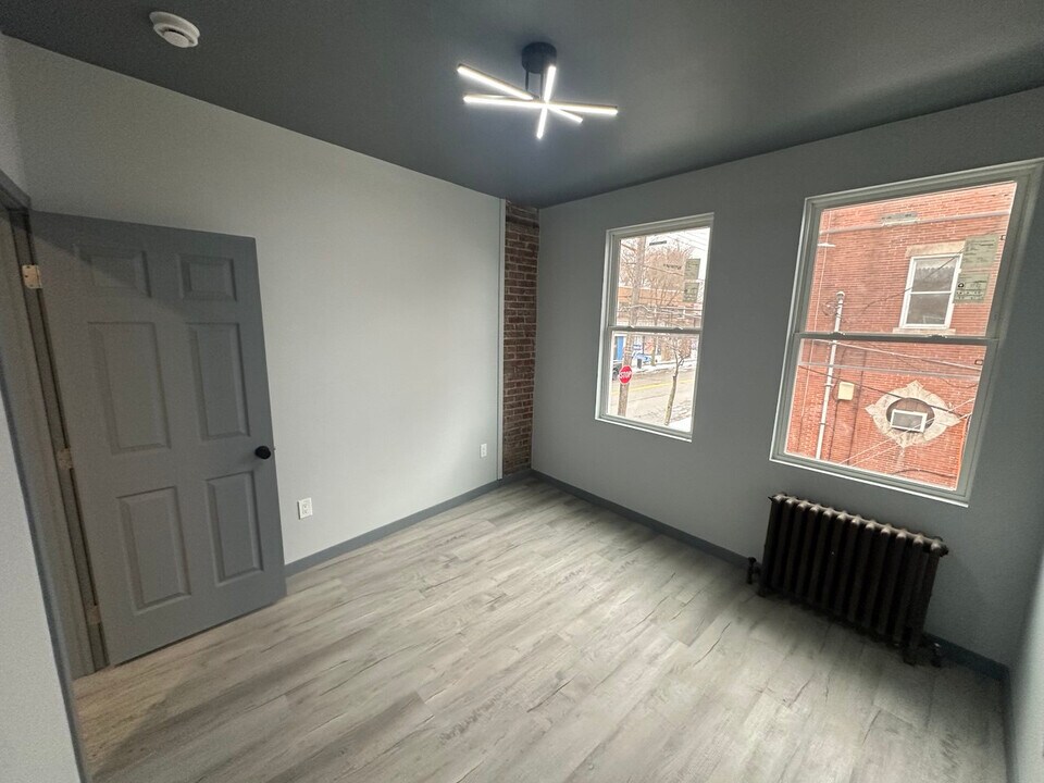 2552 Brownsville Rd, Unit Apt 1 in Pittsburgh, PA - Foto de edificio